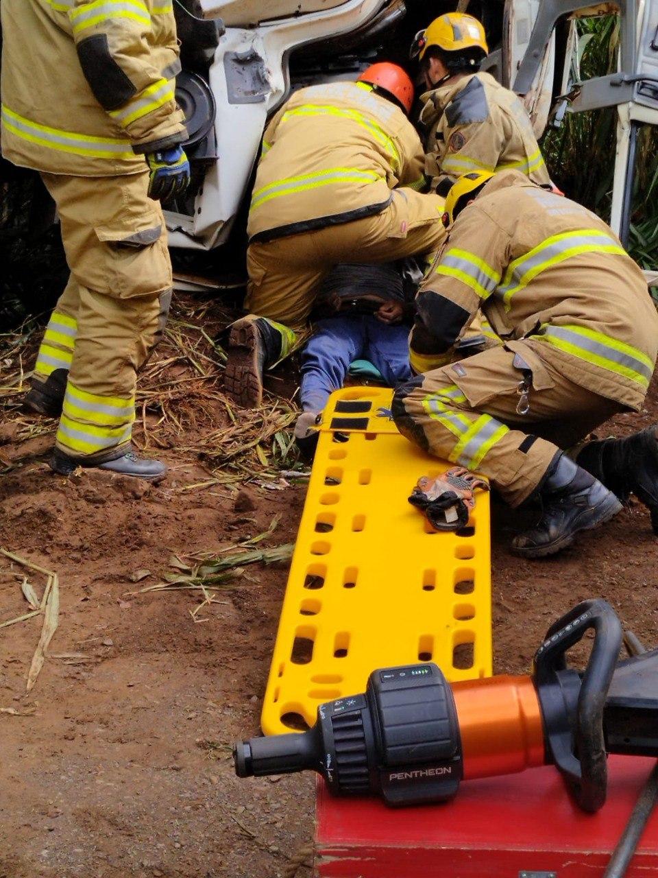 Bombeiros resgataram o motorista que ficou preso às ferragens (Divulgação / CBMMG)