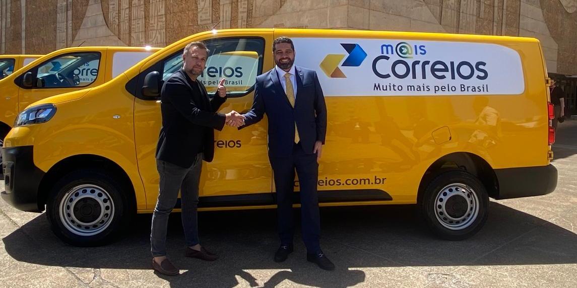 Luiz Pavão, CEO Brasil da Infracommerce, e o presidente dos Correios, Fabiano Silva dos Santos, confirmaram a parceria e apresentaram a marca Mais Correios (AI correios)