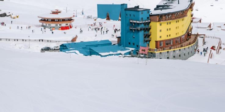 Local é o cenário perfeito para a prática de esqui e snowboard, e também para caminhadas com snowshoes ao redor da icônica Laguna del Inca (Divulgação / Portillo)