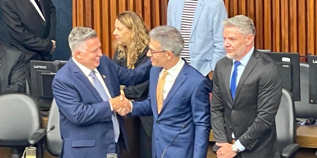 Romeu Zema cumprimenta Álvaro Damião durante cerimônia de posse na CMBH (Valéria Marques / Hoje em Dia)