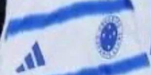 Camisa branca do Cruzeiro, modelo 2025, que vazou nas redes sociais (Reprodução: redes sociais)