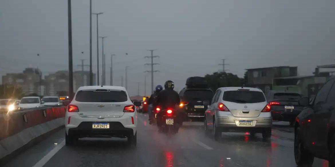 Motoristas dirigem sob chuva na Linha Amarela, no Rio (Fernando Frazão/Agência Brasil)