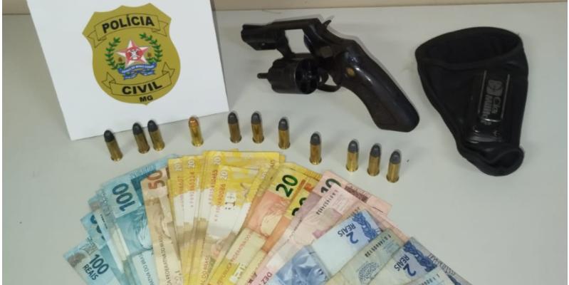 Foram apreendidos um revólver calibre .38, onze munições de mesmo calibre e R$ 1.643 (PC/Divulgação)