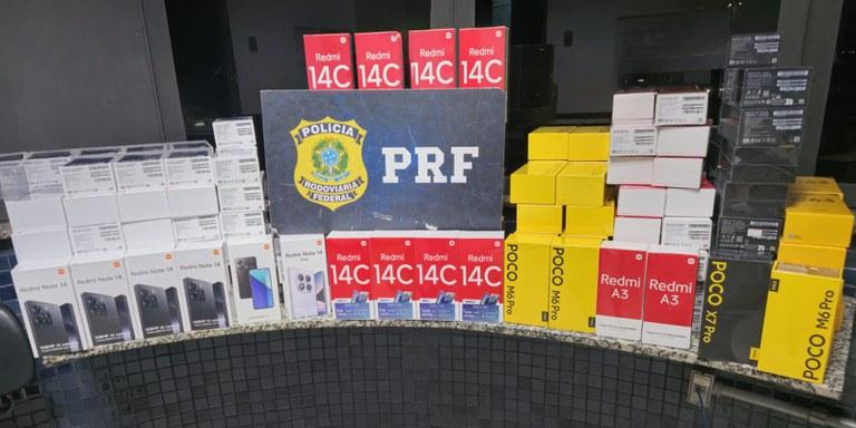 Foram presos dois homens, de 38 e 40 anos, e uma mulher de 36 (Divulgação / PRF)