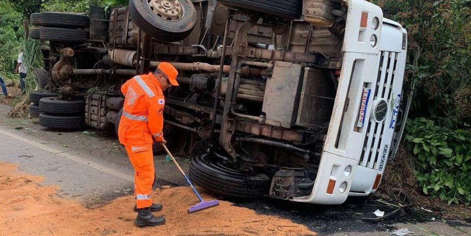 Motorista e ajudante saíram sozinhos do veículo; ambos tiveram apenas escoriações, foram atendidos pelo SAMU e liberados. (Divulgação / CBMMG)