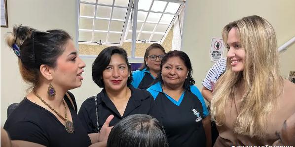 Angelina Jolie conversou com pessoas atendidas pelo centro, como lideranças de comunidades afegãs, bolivianas e camaronesas (Divulgação / CDHIC)