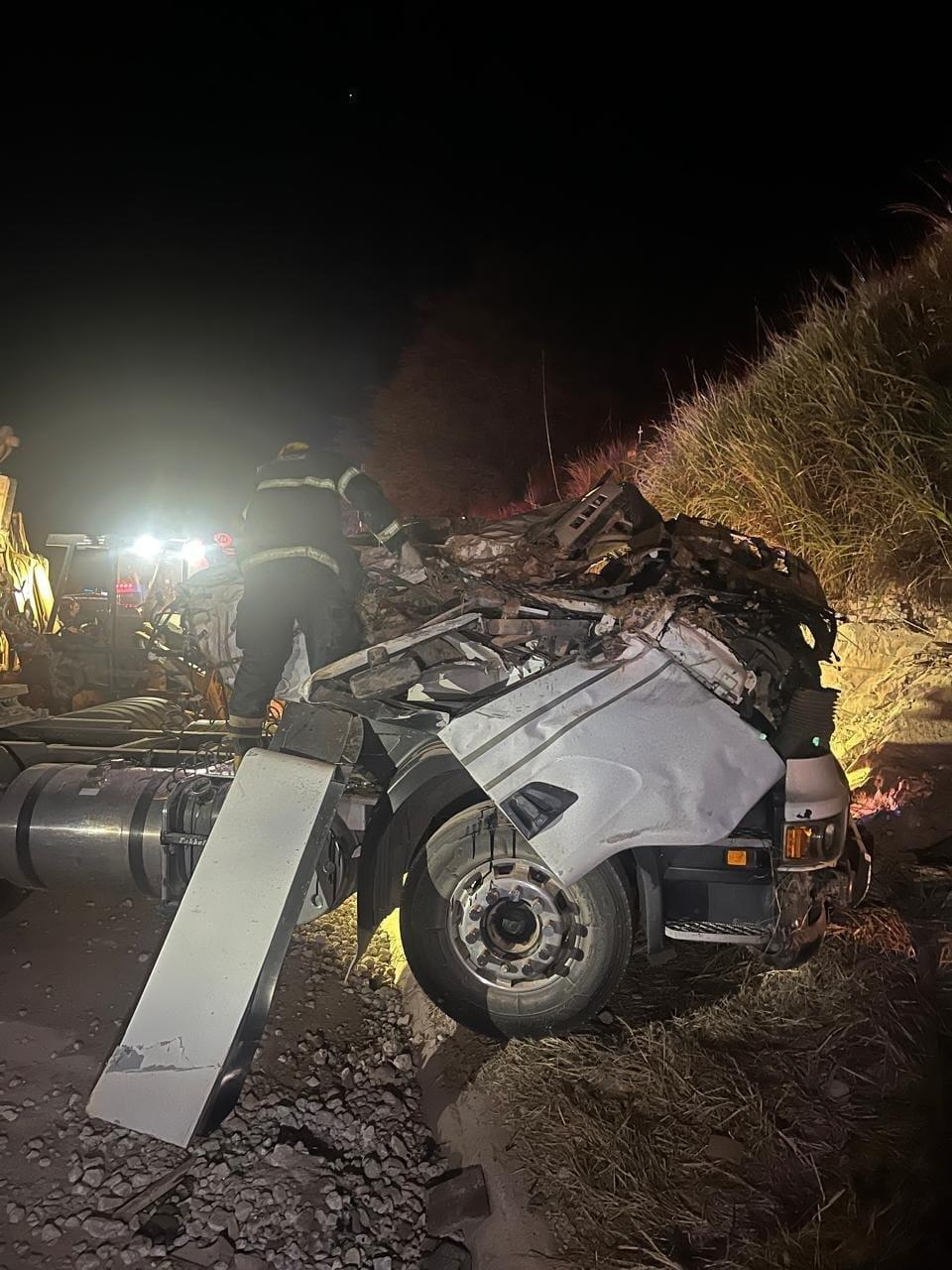 Capotamento de carreta deixa uma pessoa morta e outra ferida em MG (Divulgação / Corpo de Bombeiros)