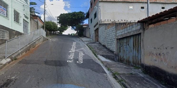 Homicídio ocorreu na rua Alfeu Gonçalves Queiroga, no bairro Petrópolis, na região do Barreiro (Reprodução/ Google Street View)