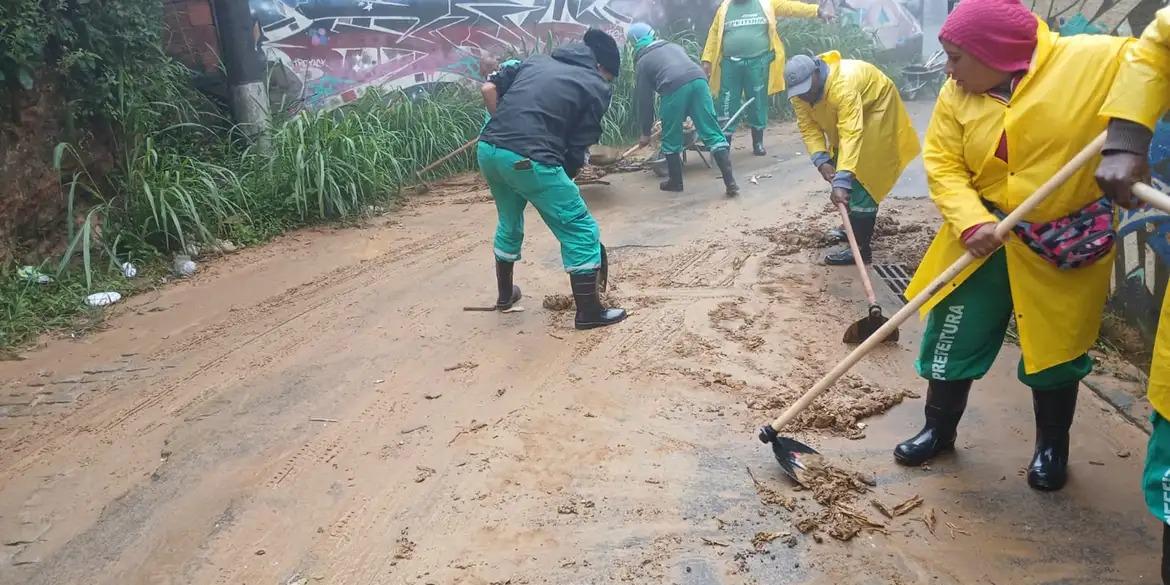 Limpeza de ruas após fortes chuvas em Petrópolis (Prefeitura de Petrópolis/Divulgação)