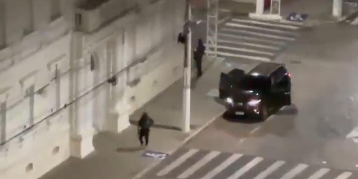 Criminosos explodiram agência bancária e atacaram sedes da PM e da Guarda Municipal (Reprodução/ Redes Sociais)