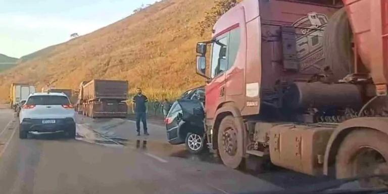 Acidente ocorreu na altura do km 581, na BR-040, no sentido Belo Horizonte (Reprodução/ Redes Sociais)