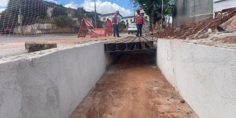 Manutenção da rede de drenagem pluvial da cidade é um serviço de extrema importância para evitar alagamentos (Divulgação / PBH)