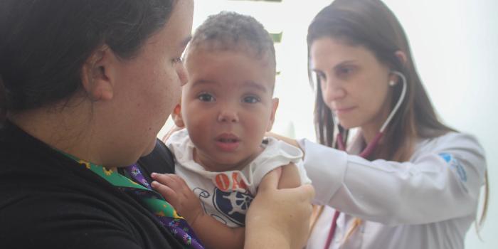 Letícia Buchacra levou o filho Bernardo ao João Paulo II, onde recebeu atendimento da médica Chalene Mezêncio (Francis Campelo/Fhemig)