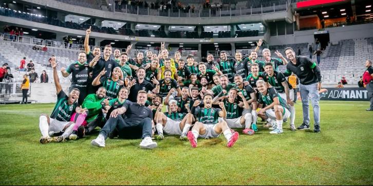 Elenco do Maringá comemorando a classificação para a final do campeonato paranaense (Fernando Teramatsu / Maringá / Instagram)