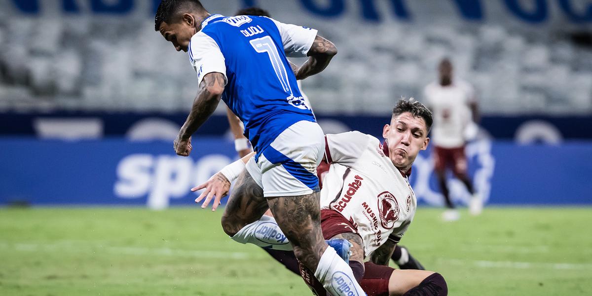 Dudu no lance do pênalti diante do Mushuc Runa (Foto: Gustavo Aleixo/Cruzeiro)