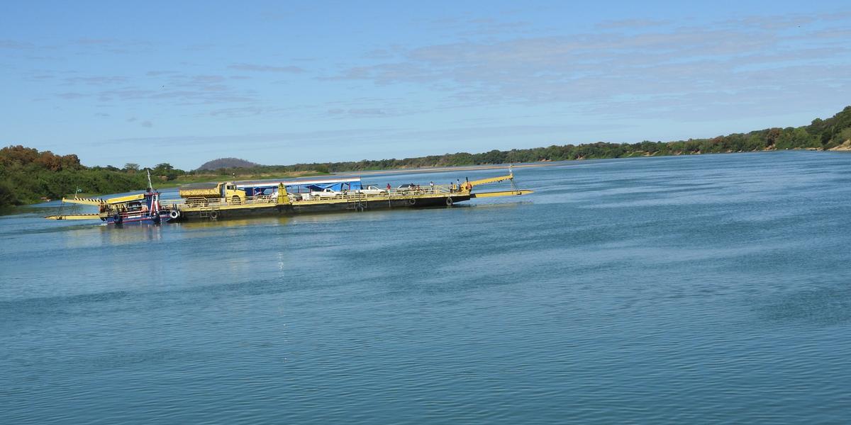 Ponte acabará com o transtorno atual da travessia restrita a balsas e barcos (DER-MG / Divulgação)