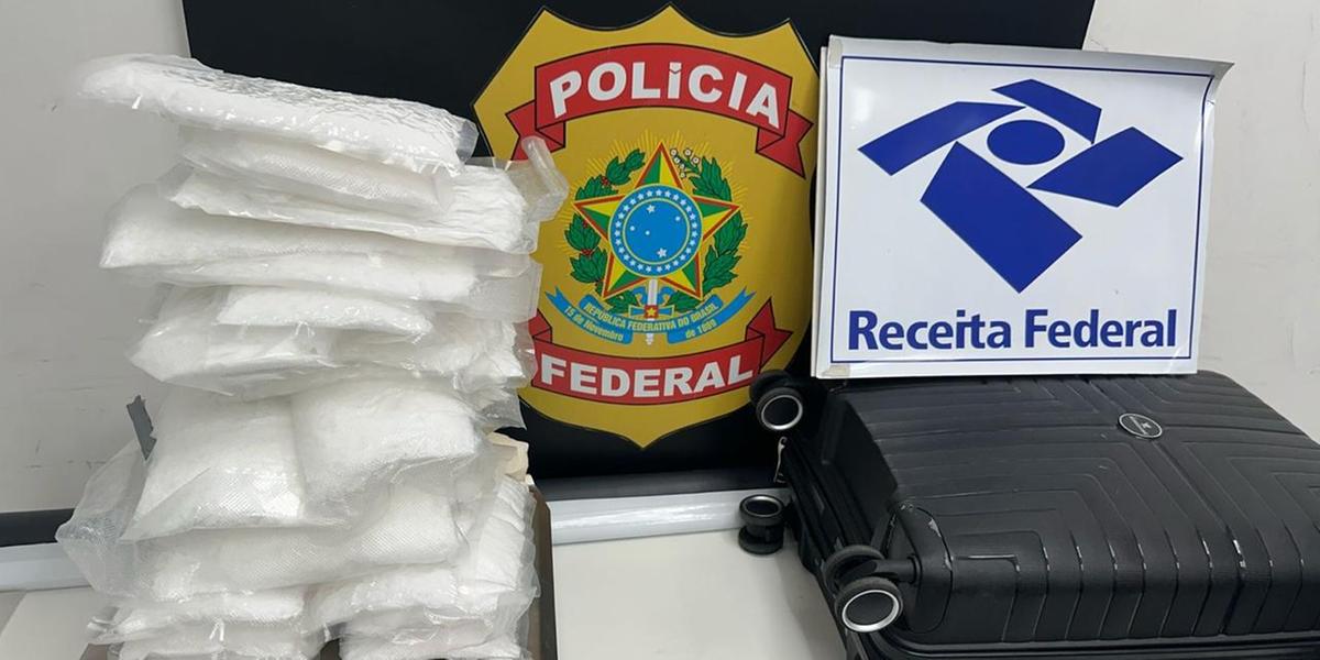 Droga estava amarrada no corpo dos suspeitos (PFMG / Divulgação)