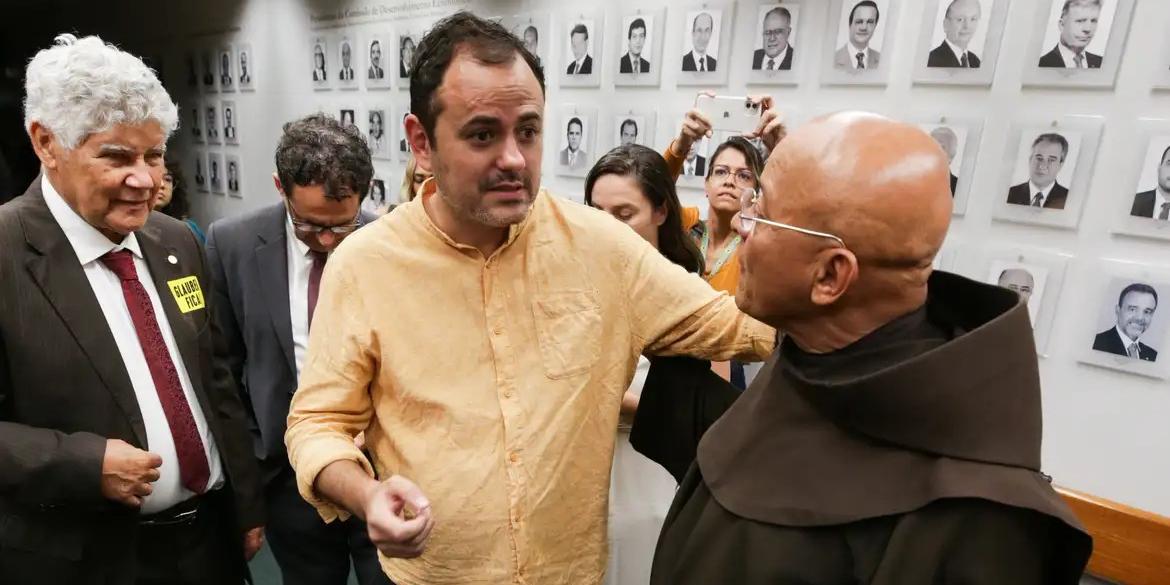 Deputado federal Glauber Braga está fazendo greve de fome e acampou no plenário 5 do Anexo 2 da Câmara dos Deputados (Lula Marques / Agência Brasil)