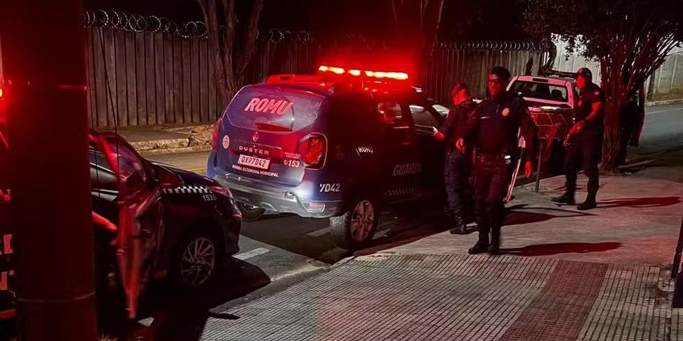 Denúncia do caso ocorreu após uma vizinha gravar o momento em que o homem agride um cão com um pedaço de madeira (Reprodução / redes sociais)