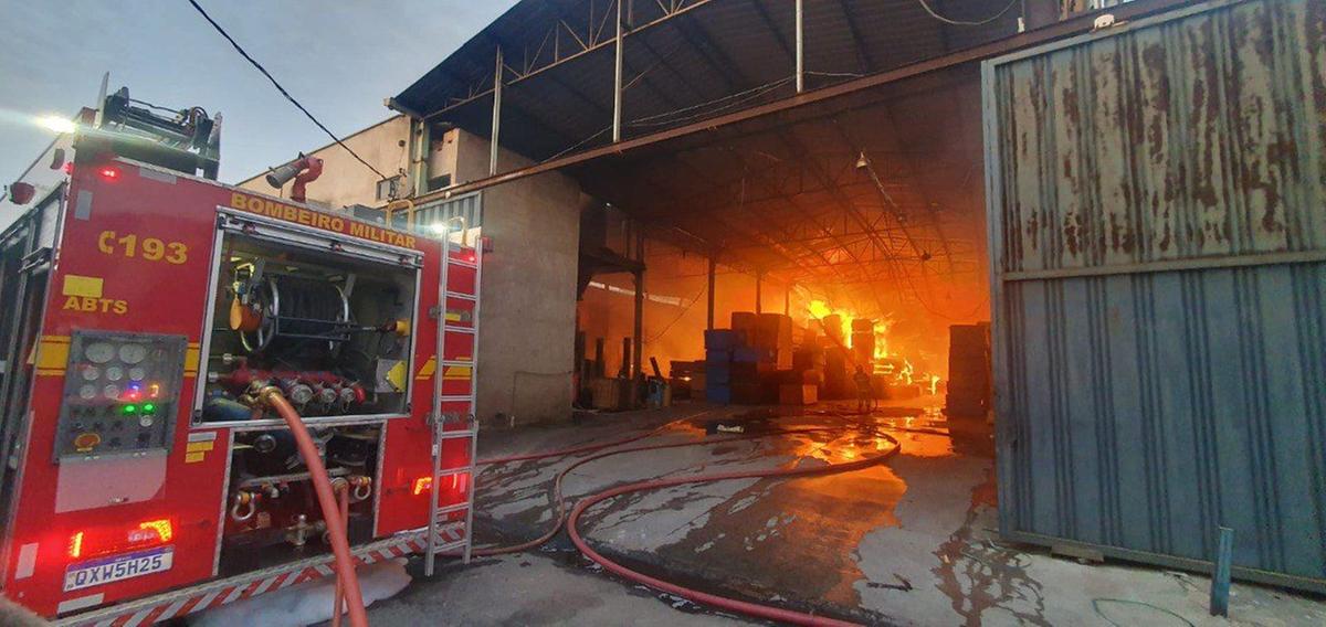 Fábrica de compensados foi atingida por chamas em Ipatinga, na região do Vale do Aço, na madrugada desta quinta-feira (10) (Divulgação/ CBMMG)