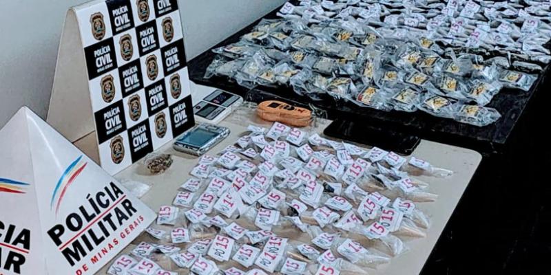 Foram apreendidos 258 pinos e uma barra de pasta de cocaína, um pé de maconha, duas buchas e uma barra da droga prensada (Divulgação / PCMG)