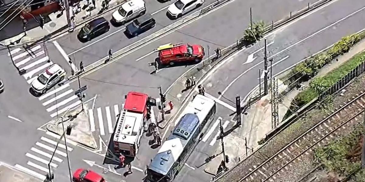 Segundo os bombeiros, roda do coletivo teria passado por cima da cabeça da mulher, que não resistiu (Reprodução/ TV Globo)