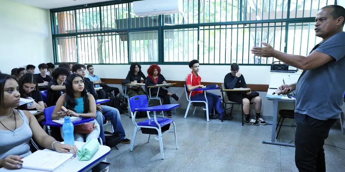 Prova tem o objetivo de induzir o aumento de professores efetivos nas redes de ensino do Brasil, por meio da realização de concursos públicos (Antônio Cruz/Agência Brasil)