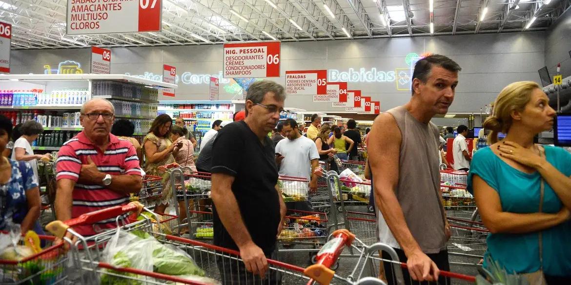Todos os nove grupos de produtos e serviços pesquisados pelo IBGE apresentaram alta em março (Tânia Rêgo/Agência Brasil)