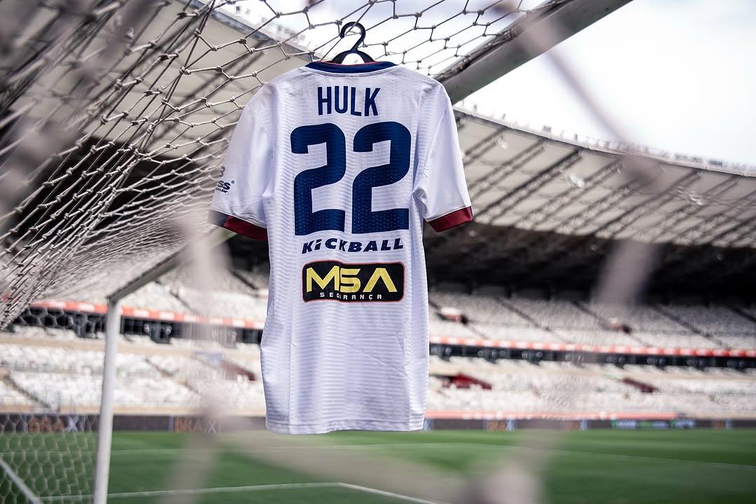 Itabirito coloca camisa de lateral-esquerdo Hulk para divulgar duelo contra o Galo (Rafael Leandro / Itabirito)