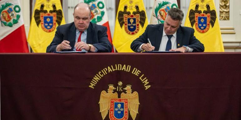 Prefeitos Álvaro Damião e Rafael López Aliaga assinaram acordo de cooperação técnica entre as duas capitais (PBH / Divulgação)