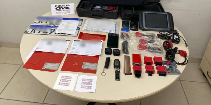 Foram apreendidos equipamentos eletrônicos para abrir e acionar veículos, placas que seriam utilizadas para clonagem de carros furtados, além de gabaritos para remarcação de vidros, etiquetas óticas e numeração de chassi (Divulgação / PCMG)