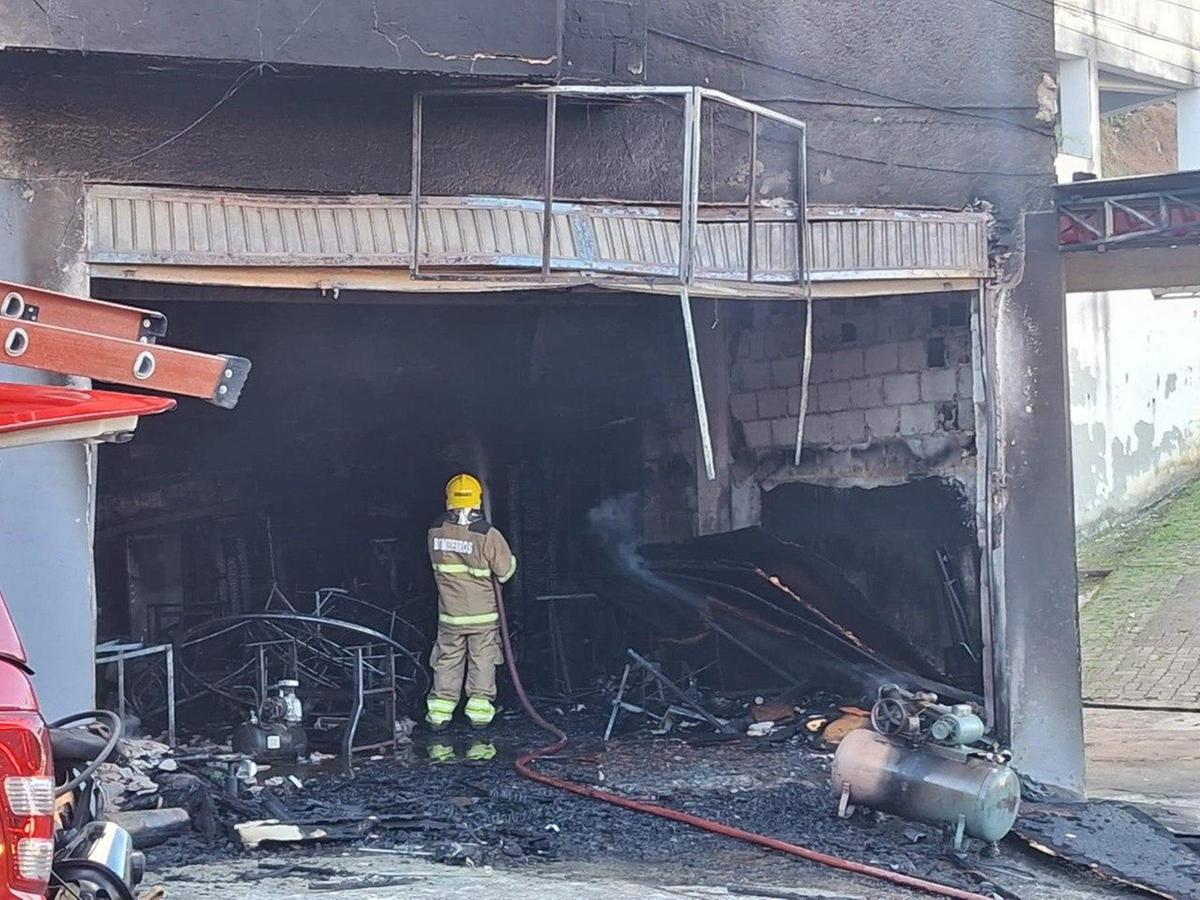 Em imagens divulgadas pelos bombeiros é possível ver a densa fumaça durante o combate às chamas (CBMMG / Divulgação)