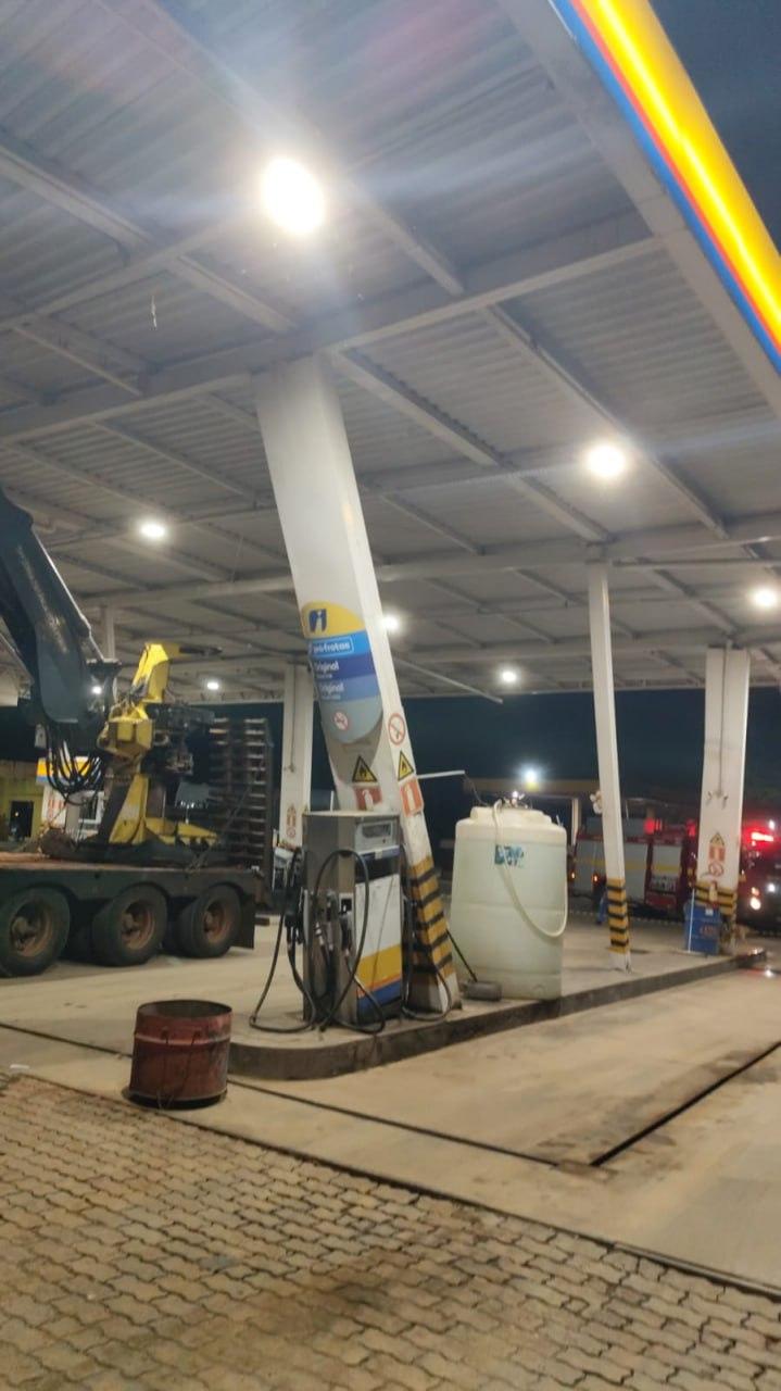 Máquina colhedora de eucalipto estava sendo transportada por uma carreta prancha (Divulgação / CBMMG)