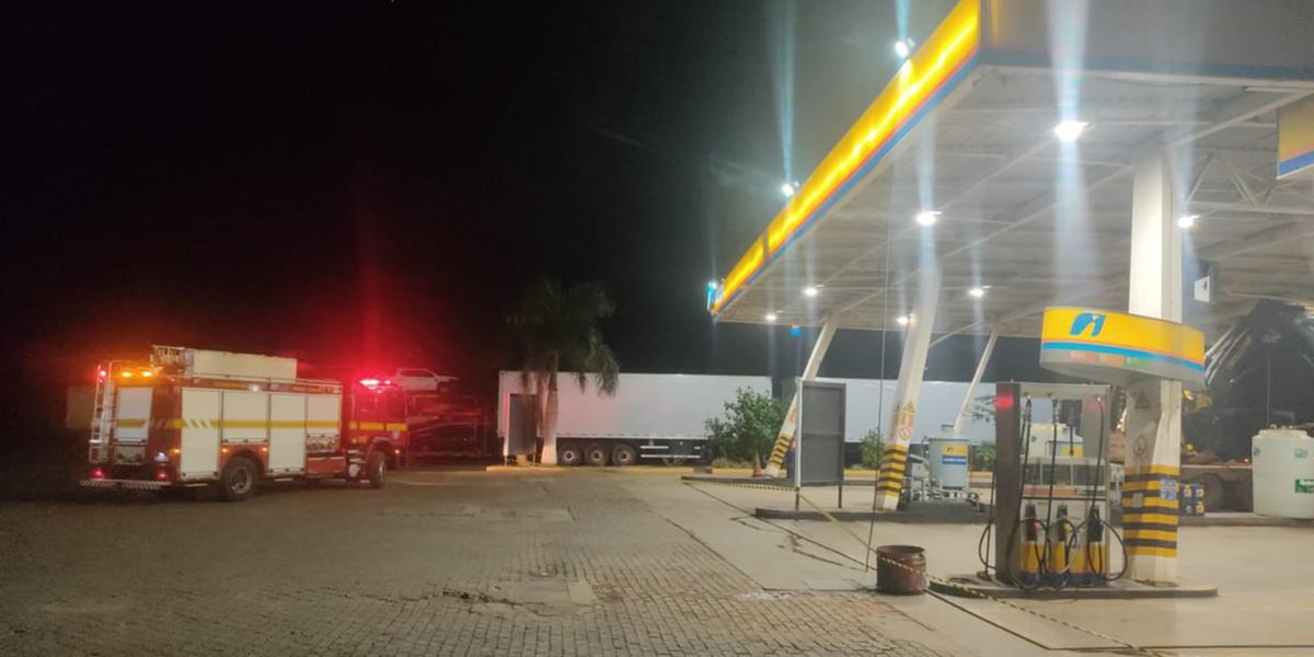 Com o impacto, a estrutura ficou comprometida; a imagem impressiona (Divulgação / CBMMG)