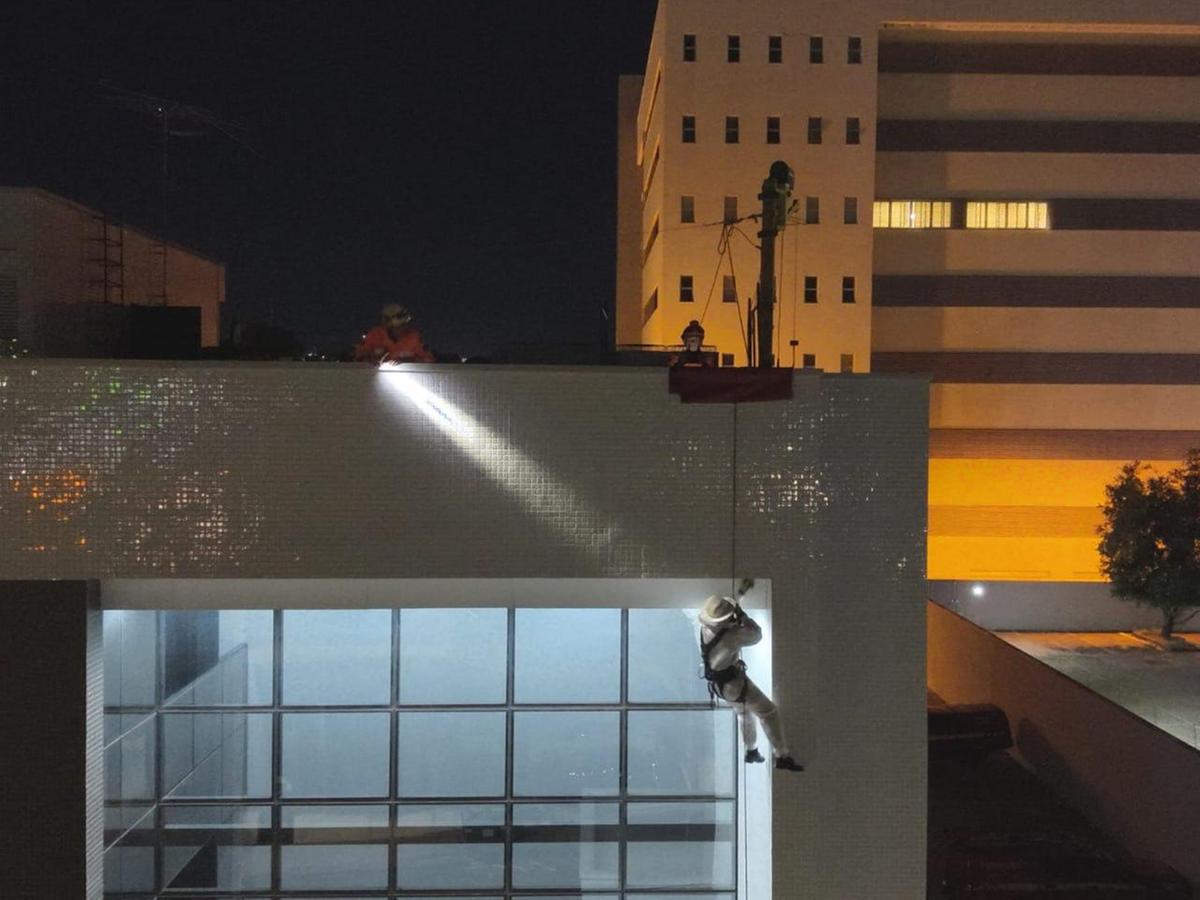 Militares tiveram que utilizar rapel para chegar a caixa de marimbondo (Corpo de Bombeiros / Divulgação)