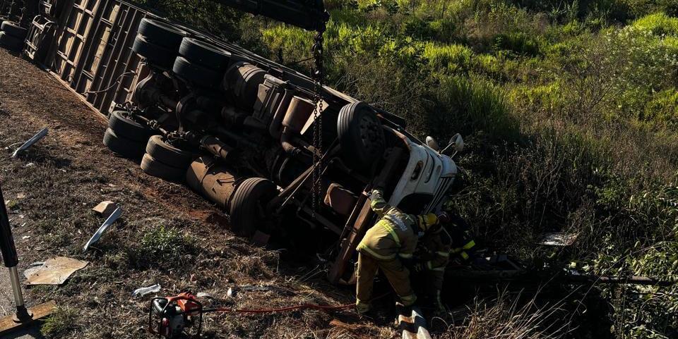 Foram adotadas medidas preventivas para evitar acidentes e incêndios, devido ao derramamento de combustível (Divulgação / CBMMG)
