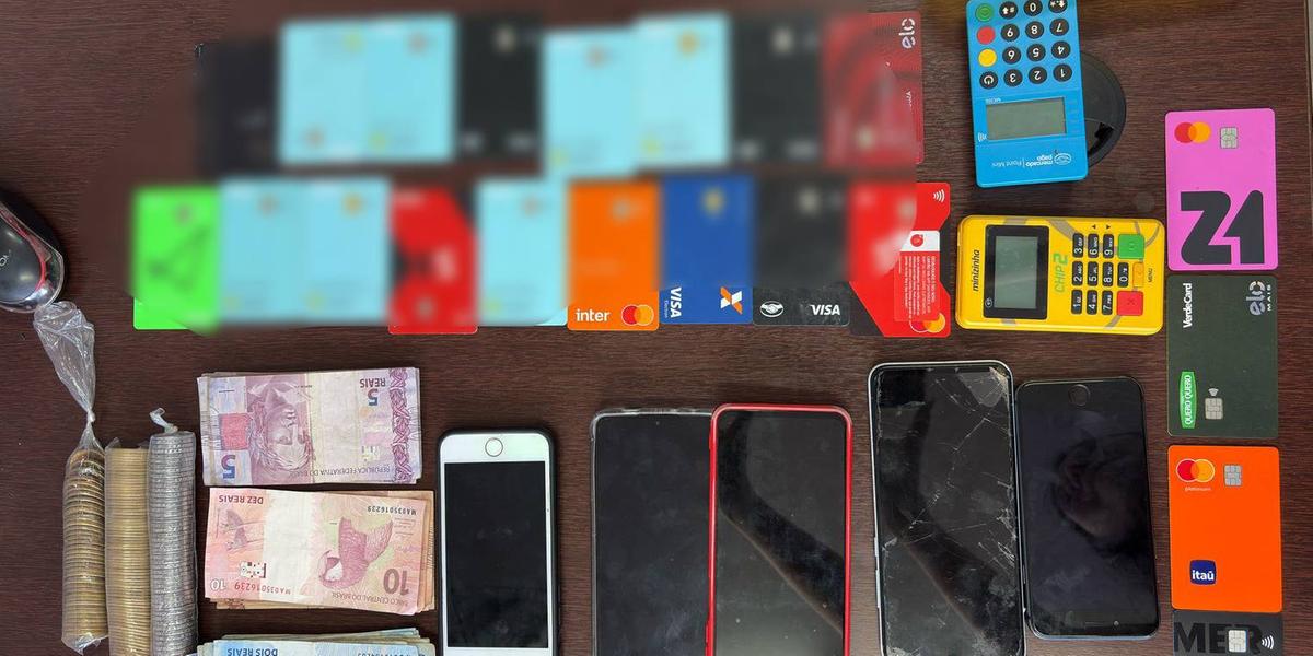 Foram apreendidos dinheiro, máquinas de cartão, aparelhos celulares e 17 cartões bancários em nome de terceiros (Divulgação / PCMG)