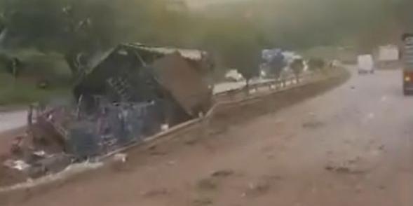 Carreta tombou na BR-381, próximo a Igarapé, na Grande BH (Reprodução/ Redes Sociais)