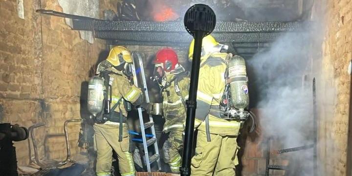 Militares foram acionados para combater um incêndio dentro de lojas em Juiz de Fora (Corpo de Bombeiros / Divulgação)