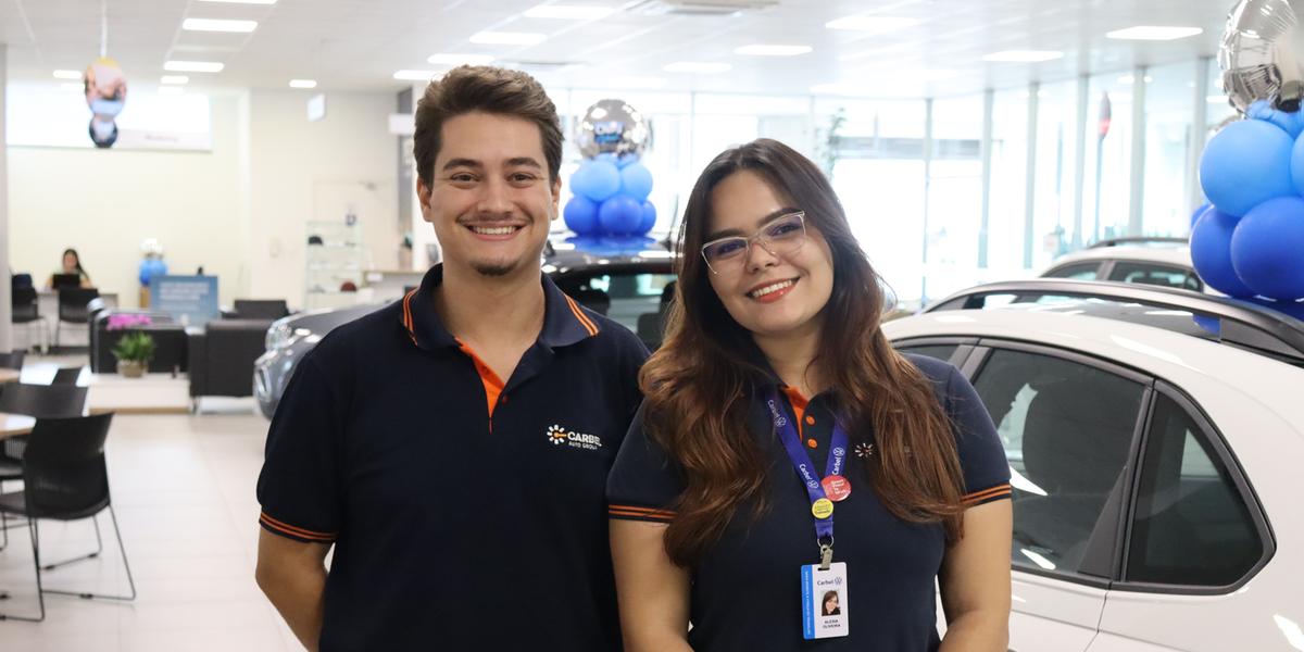 Alexia Oliveira e Fábio Mara são auxiliares de qualidade na Carbel Volkswagen (Grupo Carbel/ Divulgação)