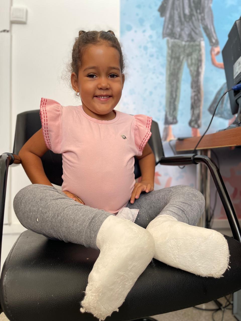 Elisa Aparecida, de 4 anos, recebeu uma órtese nesta terça-feira (15) (Valéria Marques/ Hoje em Dia)