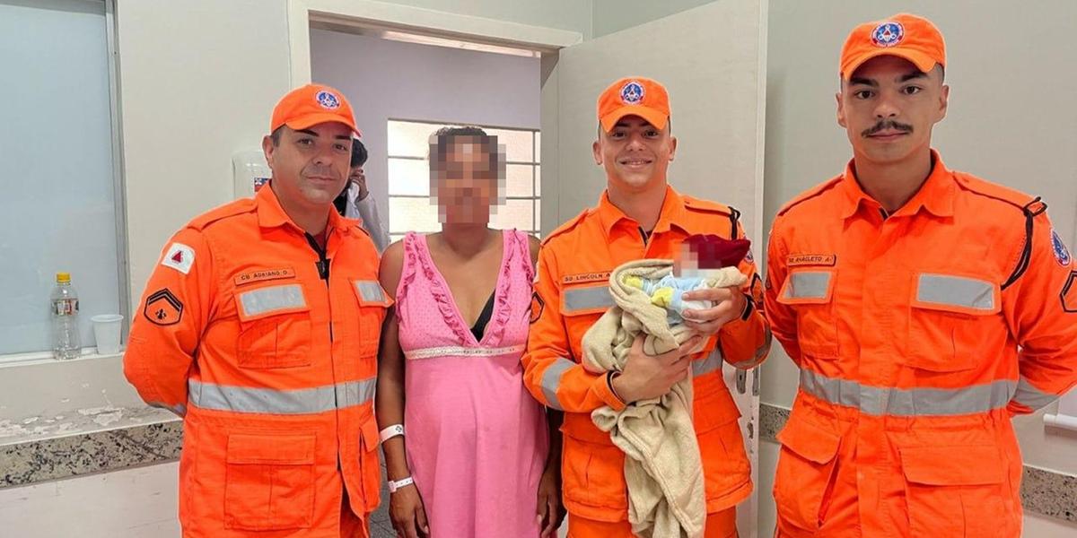 Após o nascimento na viatura, a família foi encaminhada para uma unidade de saúde em Barbacena, onde ficou sob cuidados da equipe médica (Corpo de Bombeiros / Divulgação)
