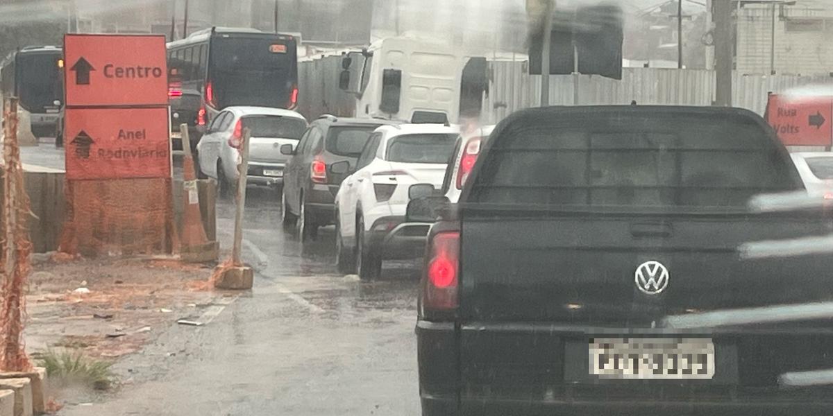 Um dos locais mais complicados é no acesso à Cristiano Machado pela avenida Risoleta Neves, no encontro entre os bairros Primeiro de  Maio e São Gabriel (Renato Fonseca)