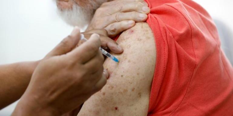 Campanhas de outubro reforçam que a vacinação é essencial em todas as idades - da adolescência, com a prevenção do HPV, à maturidade, com os cuidados voltados à terceira idade (Divulgação/ PBH)