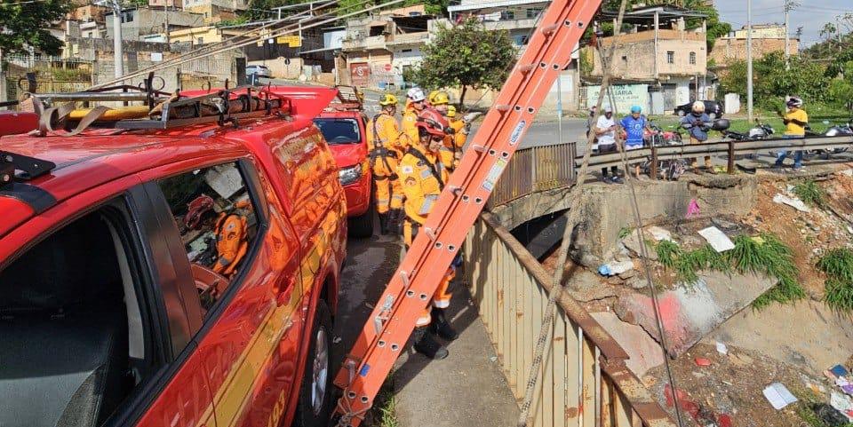Ela caiu na parte seca (Corpo de Bombeiros)
