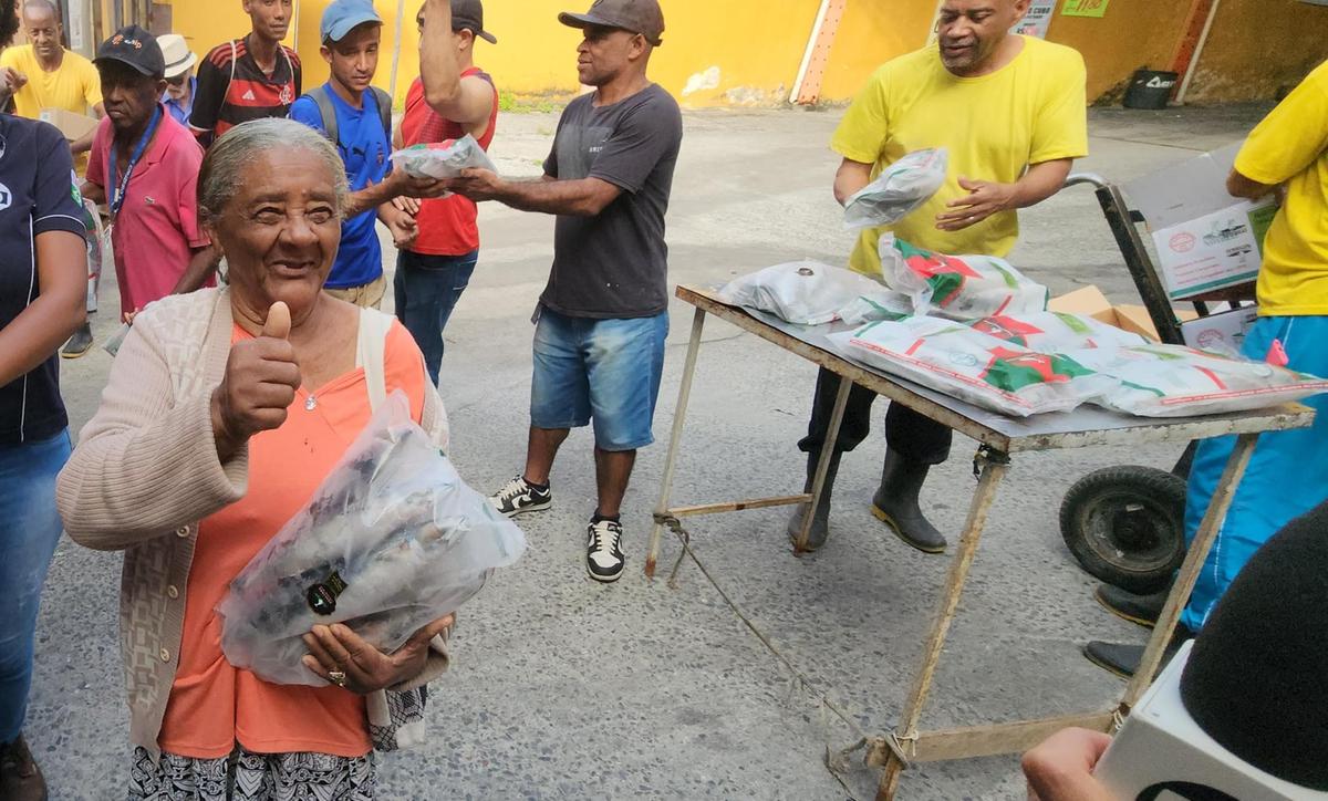 Duzolina Maria, de 80 anos, recebeu a doação de dois quilos de cavalinha nesta sexta-feira (18) (Maurício Vieira/ Hoje em Dia)