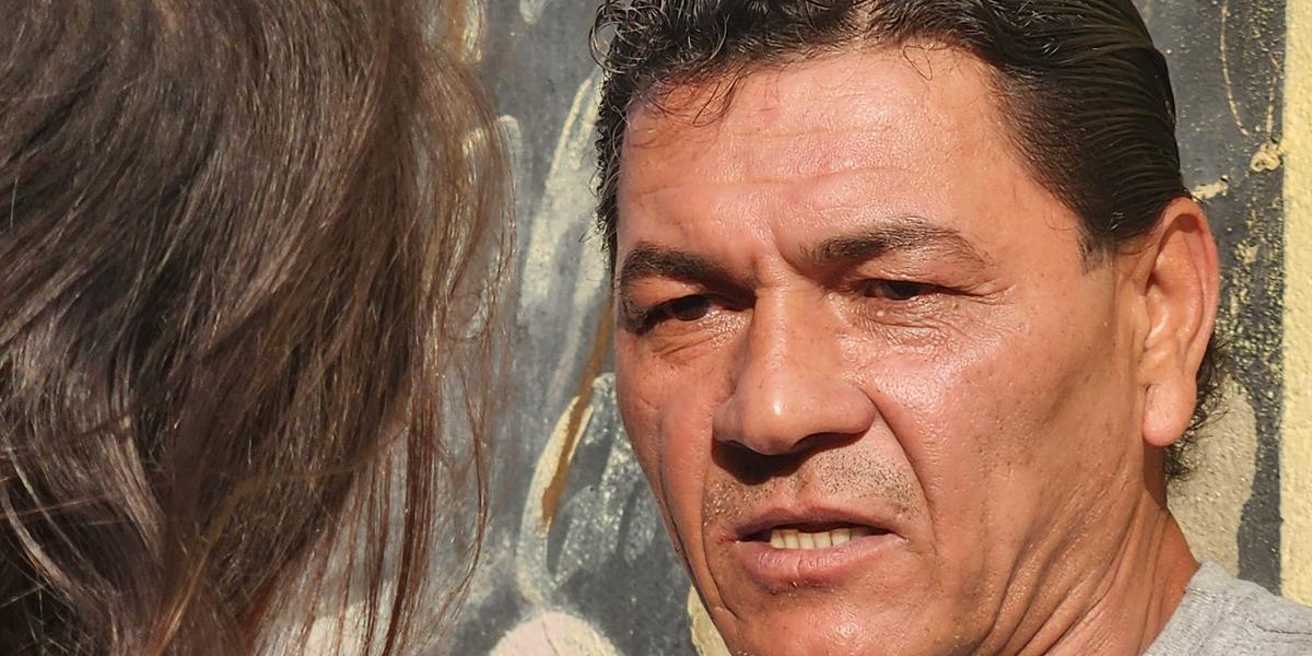 Maurício Gonçalves, de 50 anos, foi o primeiro a receber a doação no bairro Bonfim, em BH (Maurício Vieira/ Hoje em Dia)