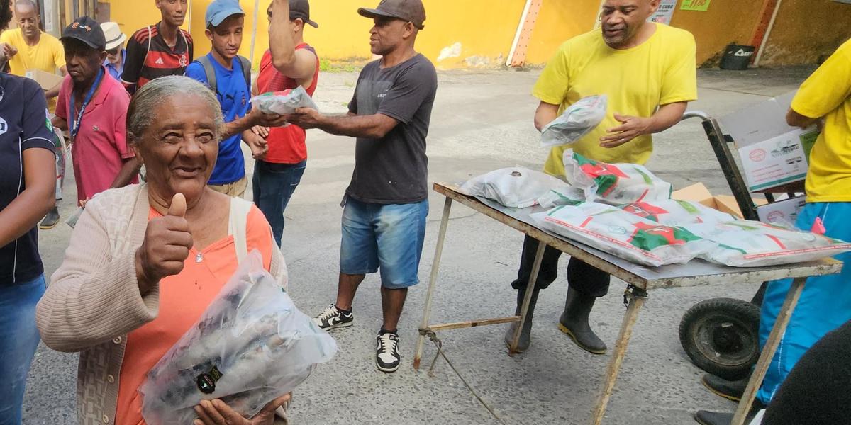 Duzolina Maria, de 80 anos, recebeu a doação de dois quilos de cavalinha (Maurício Vieira/ Hoje em Dia )