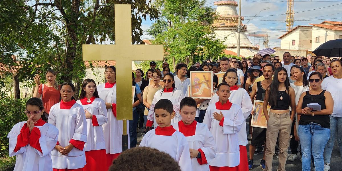 Procissão ocorreu nas imediações da Catedral Cristo Rei (Maurício Vieira)