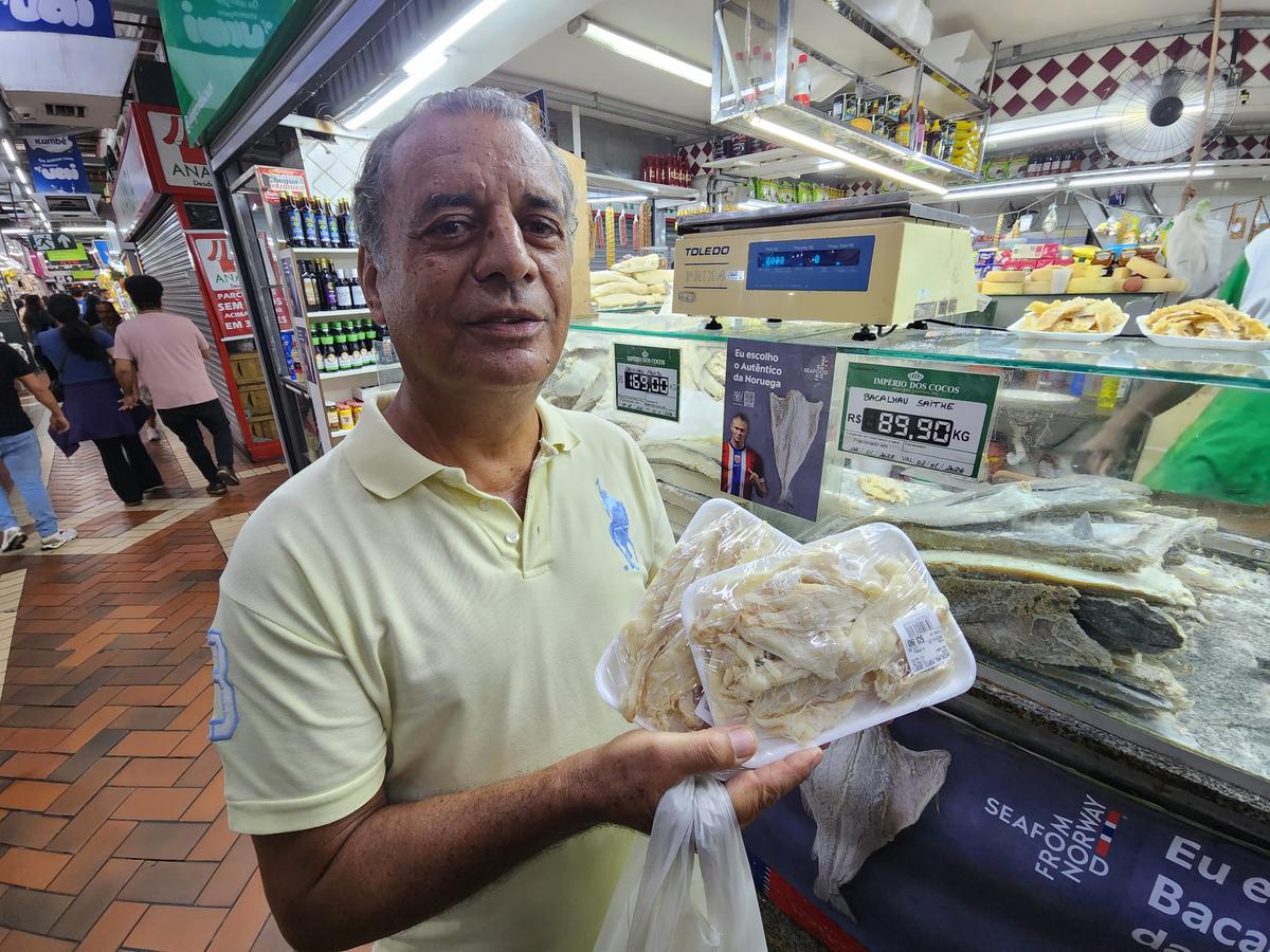 Marcos Terto, de 71 anos, foi ao Mercado Central para comprar bacalhau (Maurício Vieira/ Hoje em Dia)